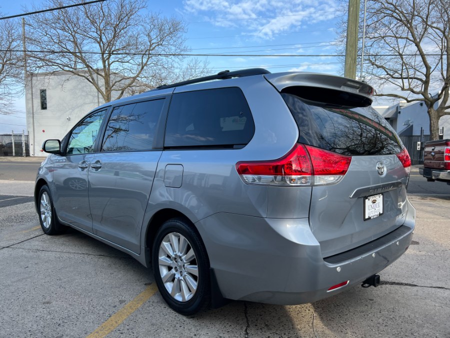2014 Toyota Sienna XLE 7-Passenger photo