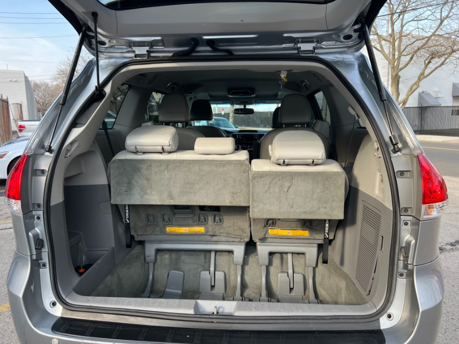 2014 Toyota Sienna XLE 7-Passenger photo