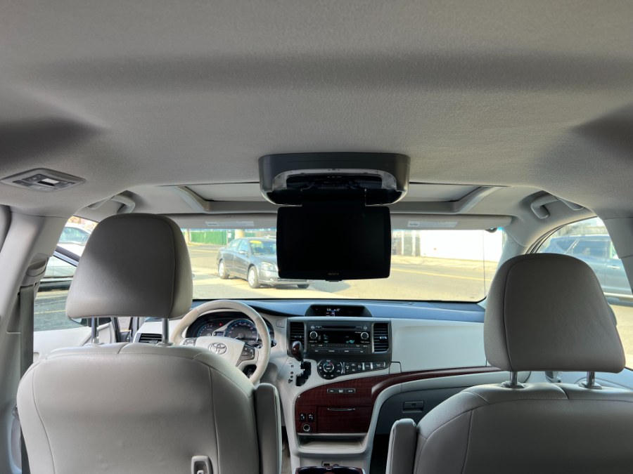2014 Toyota Sienna XLE 7-Passenger photo