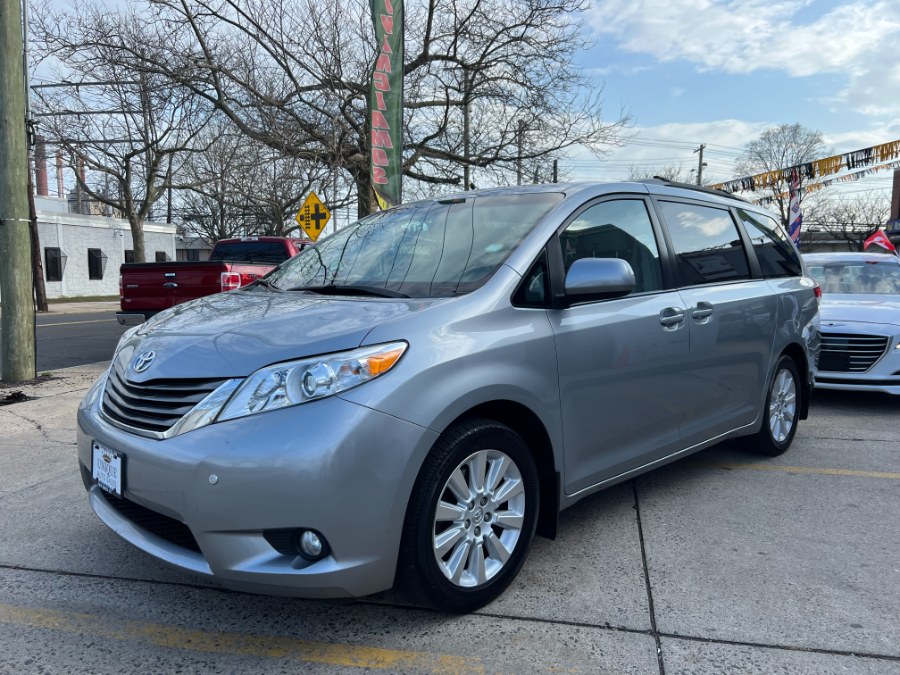 2014 Toyota Sienna XLE 7-Passenger photo