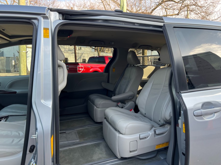 2014 Toyota Sienna XLE 7-Passenger photo
