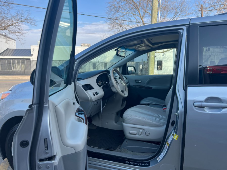 2014 Toyota Sienna XLE 7-Passenger photo