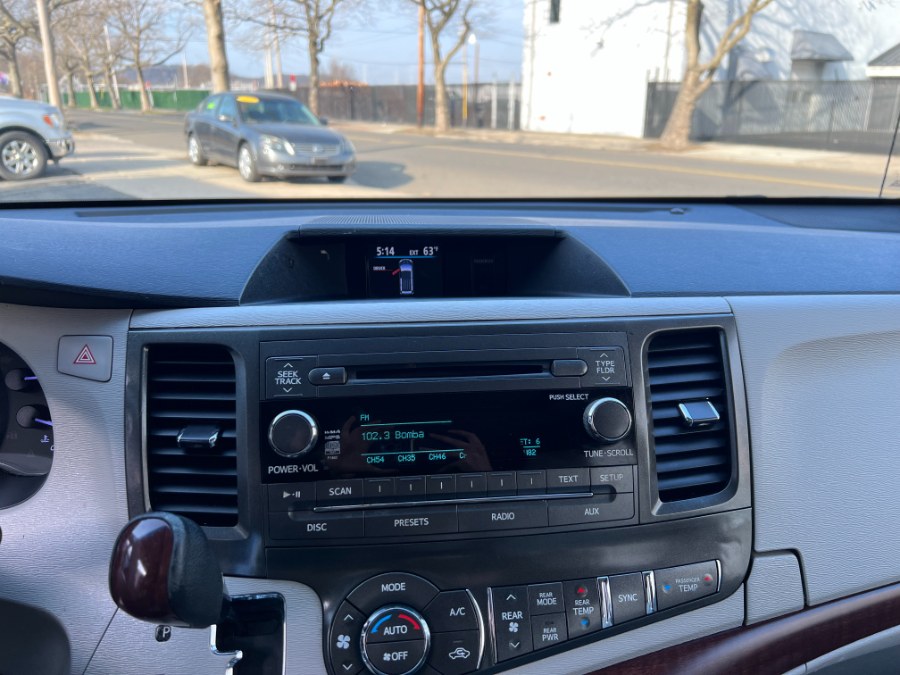 2014 Toyota Sienna XLE 7-Passenger photo
