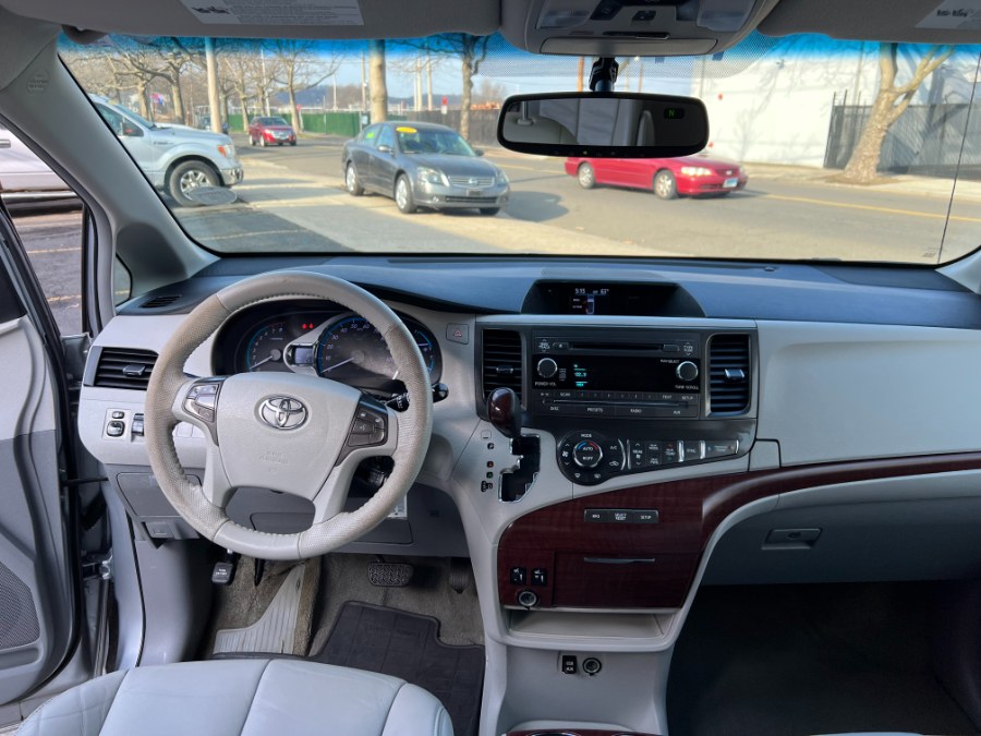2014 Toyota Sienna XLE 7-Passenger photo