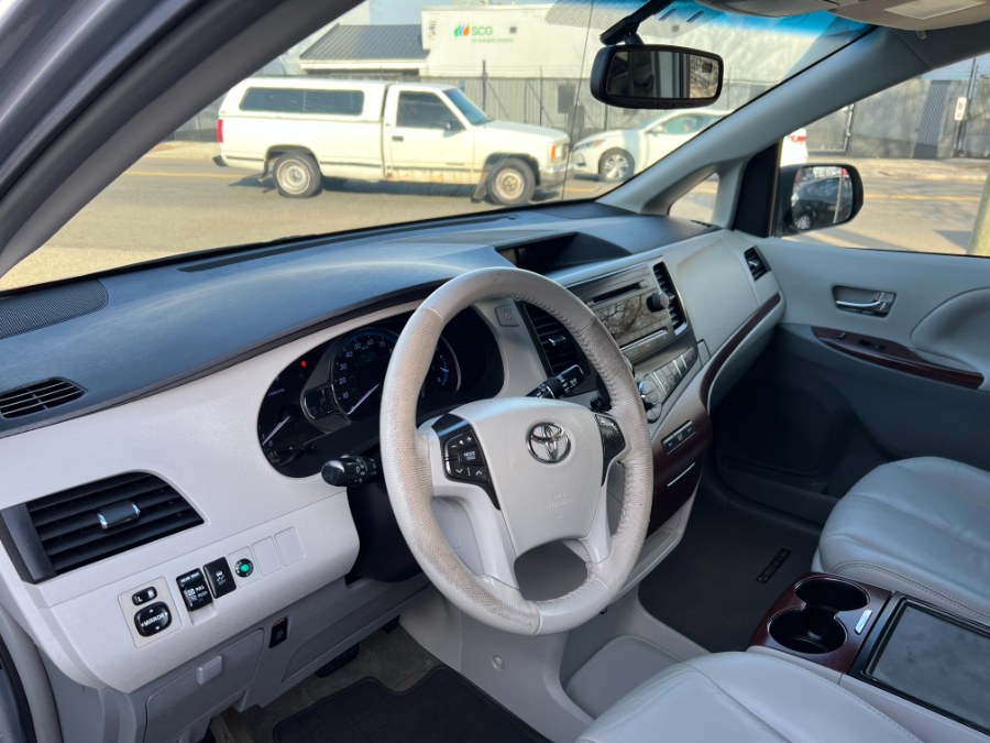 2014 Toyota Sienna XLE 7-Passenger photo