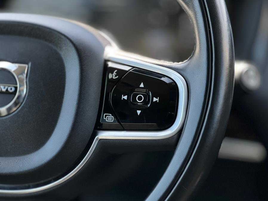 2019 Volvo XC90 T6 AWD Momentum photo