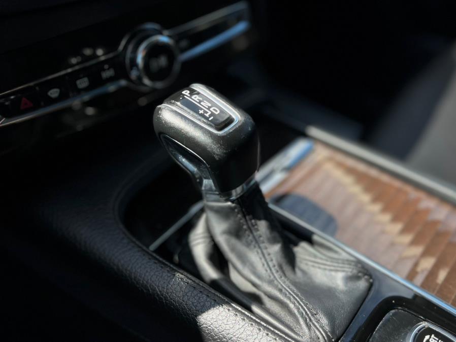 2019 Volvo XC90 T6 AWD Momentum photo