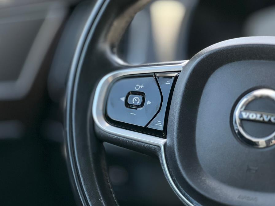 2019 Volvo XC90 T6 AWD Momentum photo