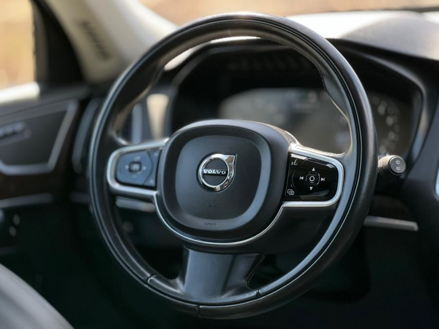 2019 Volvo XC90 T6 AWD Momentum photo