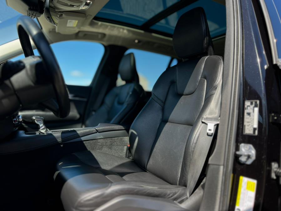 2019 Volvo XC90 T6 AWD Momentum photo