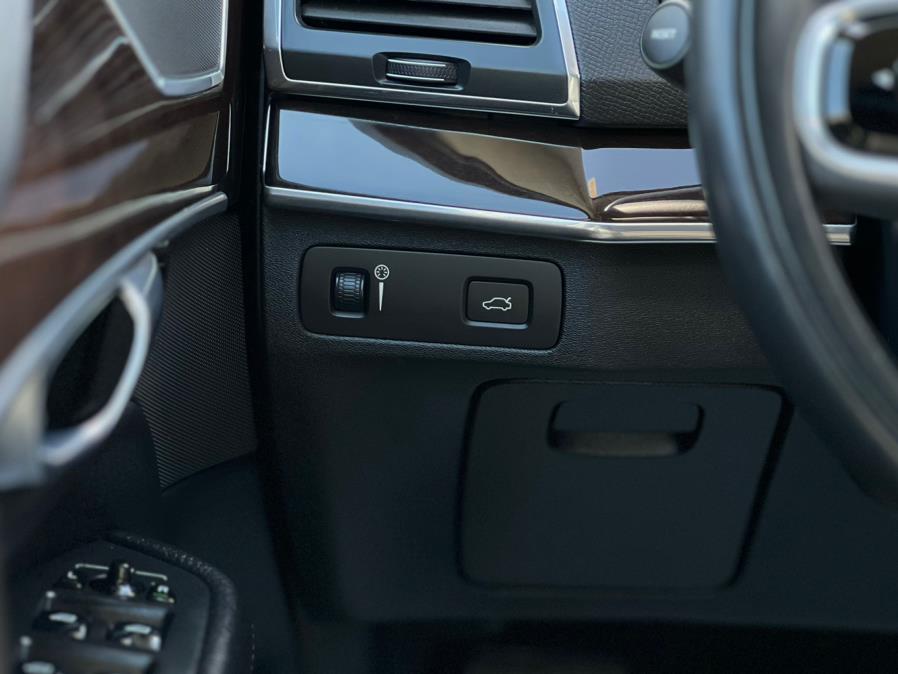 2019 Volvo XC90 T6 AWD Momentum photo