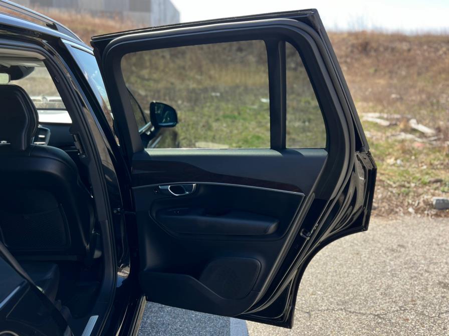 2019 Volvo XC90 T6 AWD Momentum photo