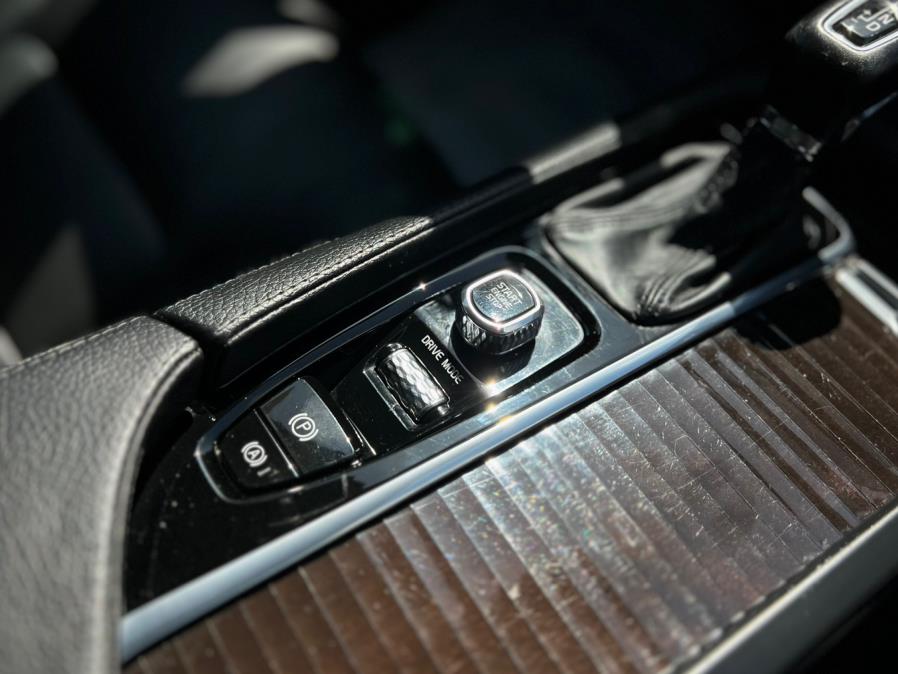 2019 Volvo XC90 T6 AWD Momentum photo