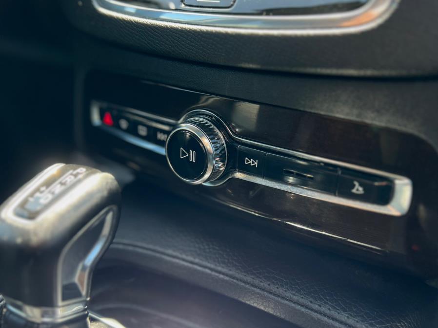 2019 Volvo XC90 T6 AWD Momentum photo