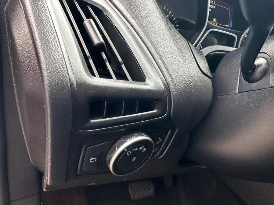 2017 Ford Focus SE Sedan photo