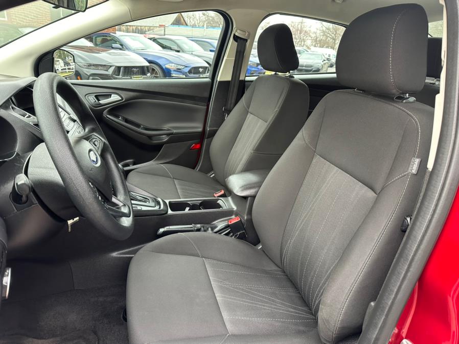 2017 Ford Focus SE Sedan photo