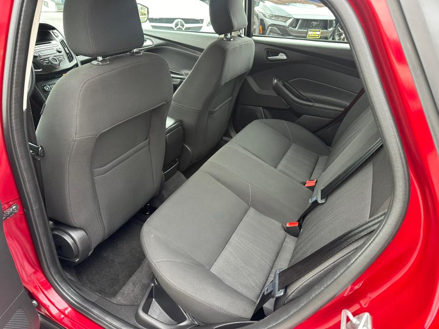 2017 Ford Focus SE Sedan photo