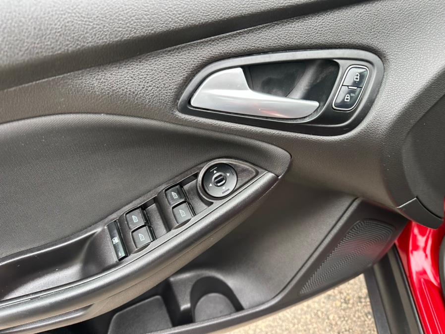 2017 Ford Focus SE Sedan photo