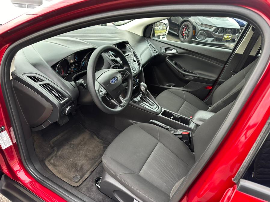 2017 Ford Focus SE Sedan photo
