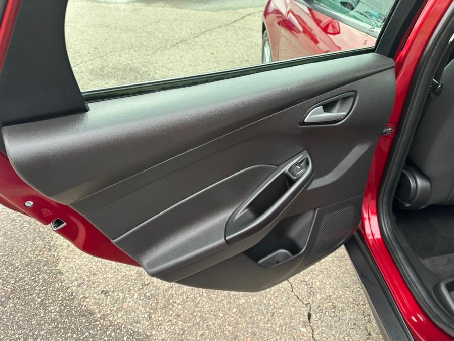 2017 Ford Focus SE Sedan photo