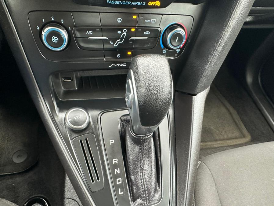 2017 Ford Focus SE Sedan photo