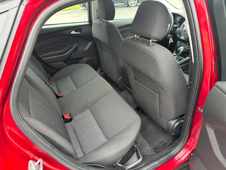 2017 Ford Focus SE Sedan photo