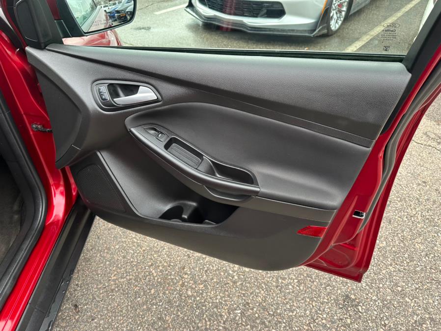 2017 Ford Focus SE Sedan photo