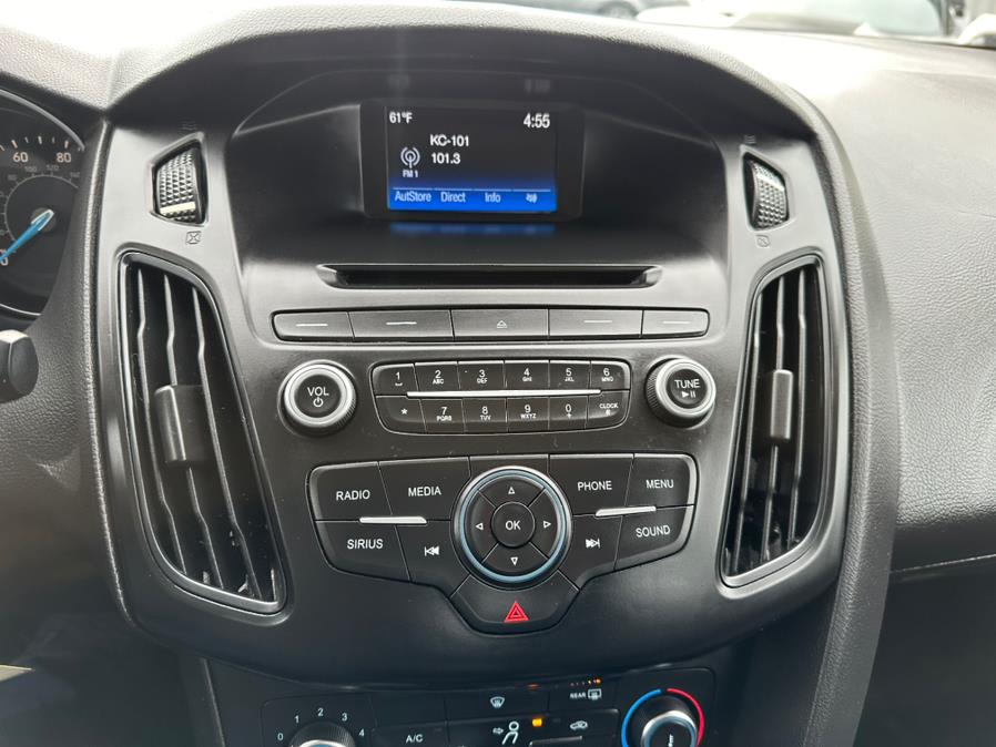 2017 Ford Focus SE Sedan photo
