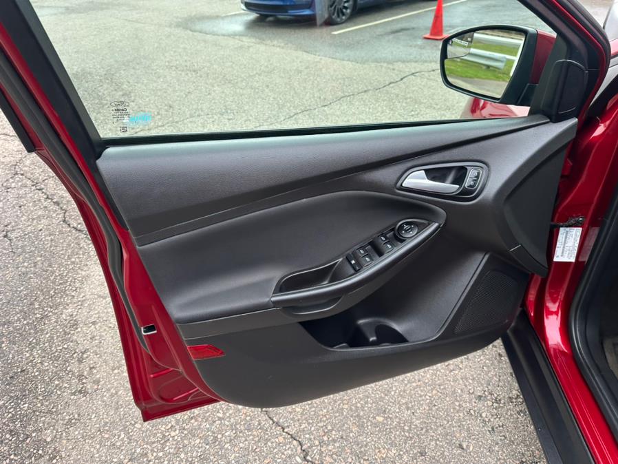 2017 Ford Focus SE Sedan photo