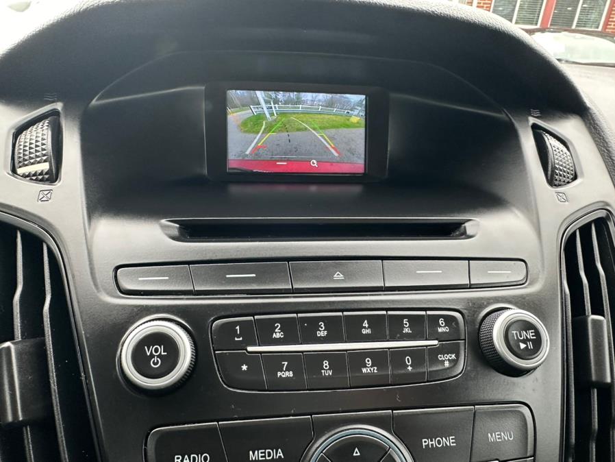 2017 Ford Focus SE Sedan photo