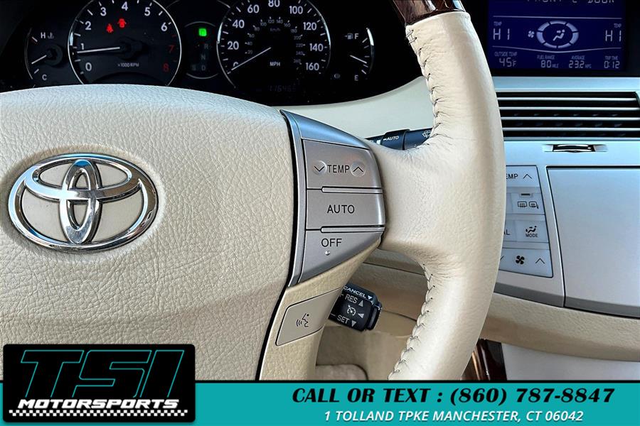 2010 Toyota Avalon XLS photo