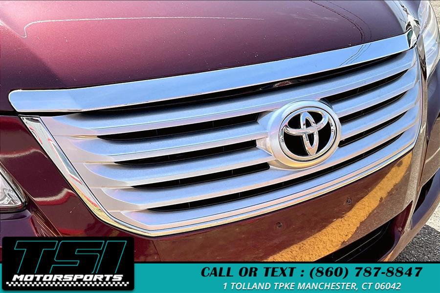 2010 Toyota Avalon XLS photo