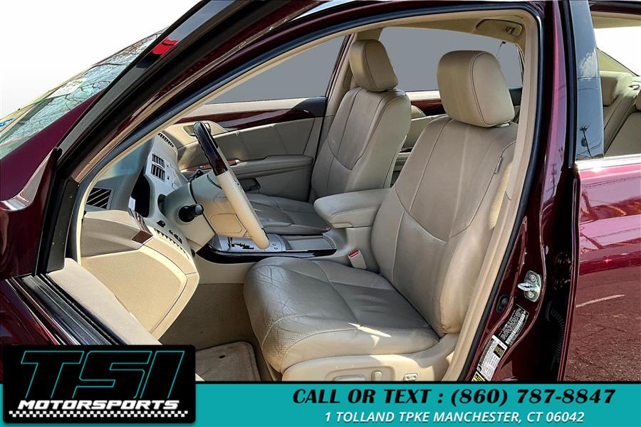 2010 Toyota Avalon XLS photo