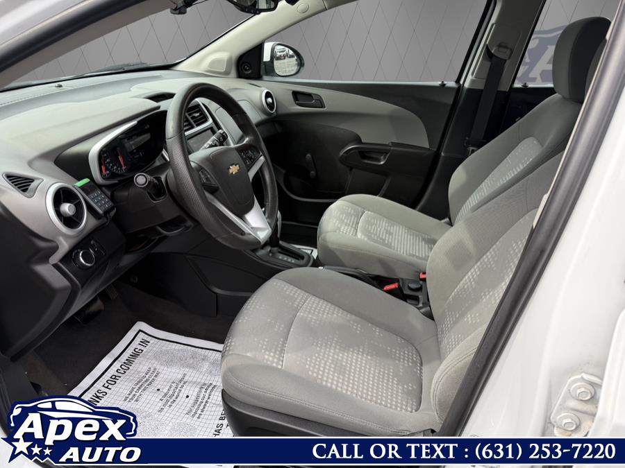 2020 Chevrolet Sonic 5dr HB LT w/1FL photo