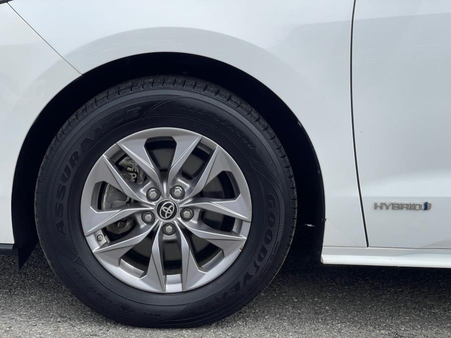 2021 Toyota Sienna LE FWD 8-Passenger (Natl) photo