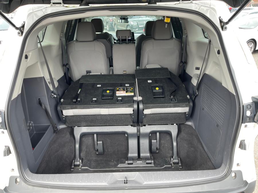 2021 Toyota Sienna LE FWD 8-Passenger (Natl) photo