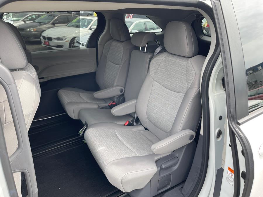 2021 Toyota Sienna LE FWD 8-Passenger (Natl) photo