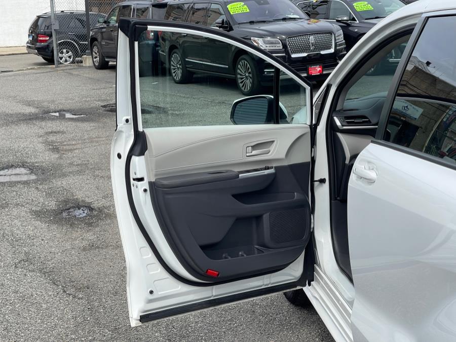 2021 Toyota Sienna LE FWD 8-Passenger (Natl) photo