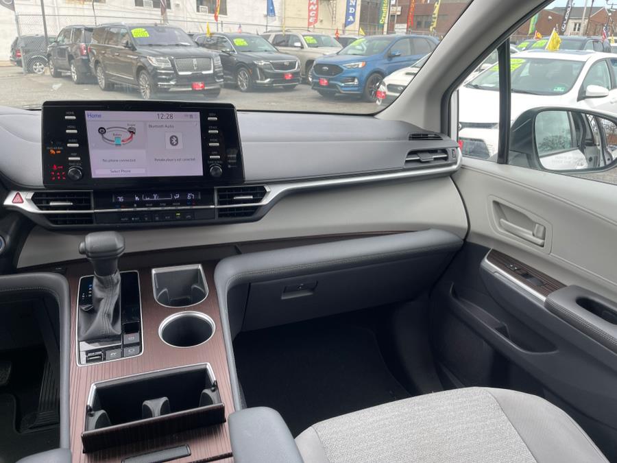 2021 Toyota Sienna LE FWD 8-Passenger (Natl) photo