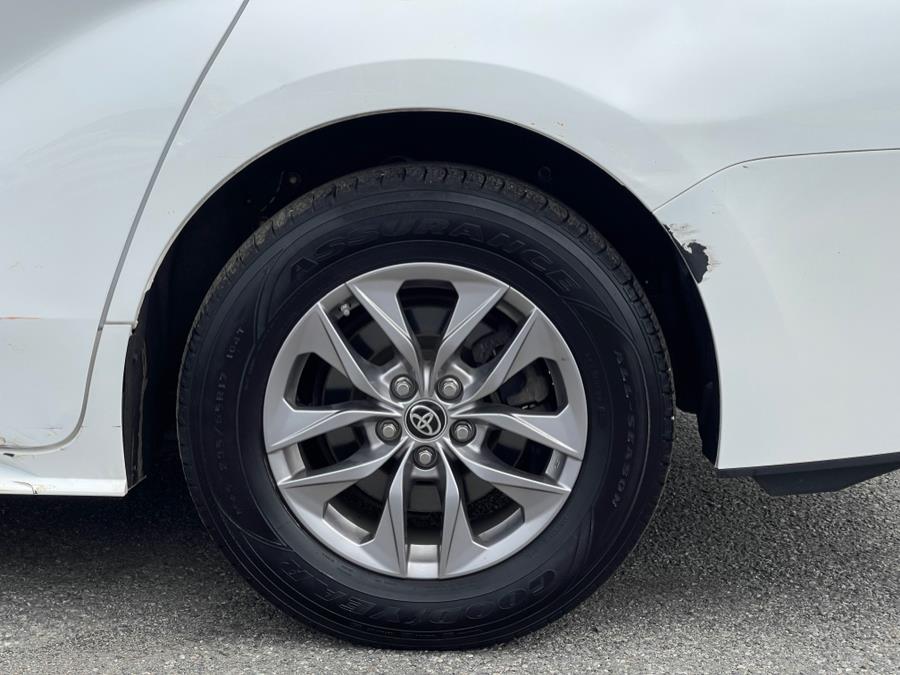 2021 Toyota Sienna LE FWD 8-Passenger (Natl) photo