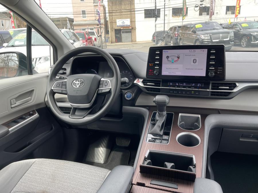 2021 Toyota Sienna LE FWD 8-Passenger (Natl) photo