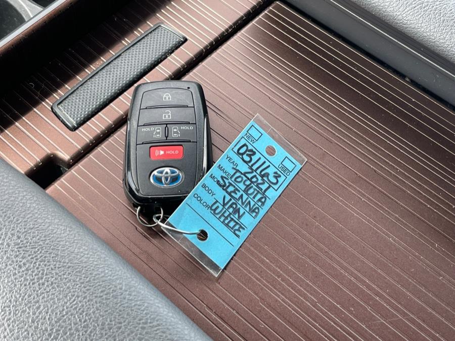 2021 Toyota Sienna LE FWD 8-Passenger (Natl) photo