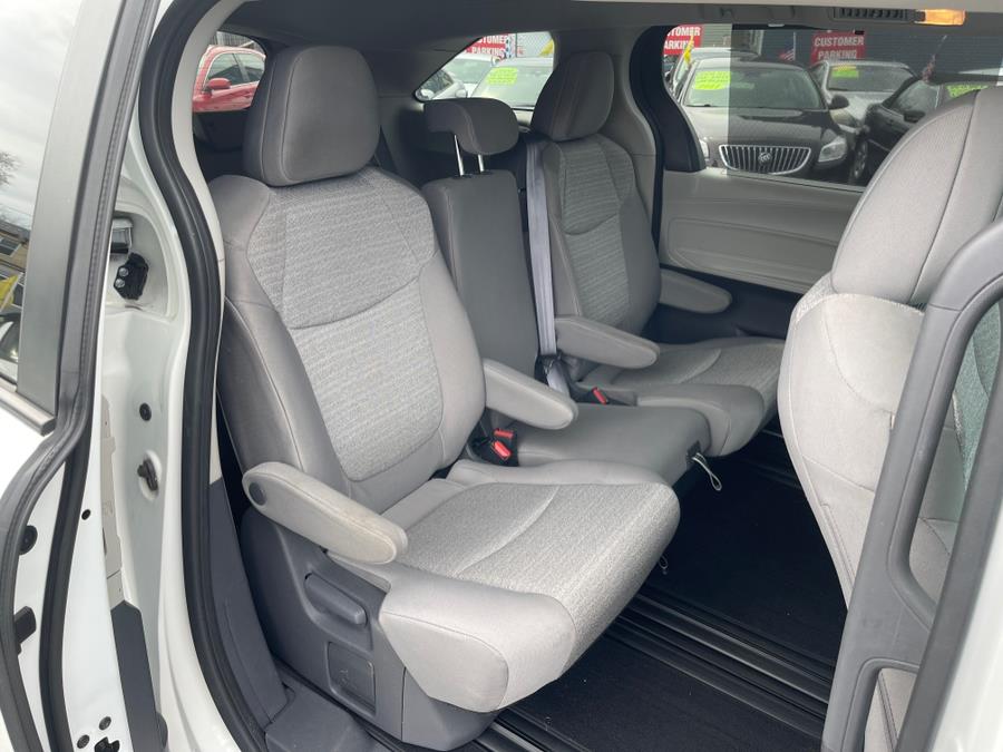 2021 Toyota Sienna LE FWD 8-Passenger (Natl) photo