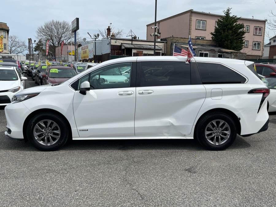 2021 Toyota Sienna LE FWD 8-Passenger (Natl) photo