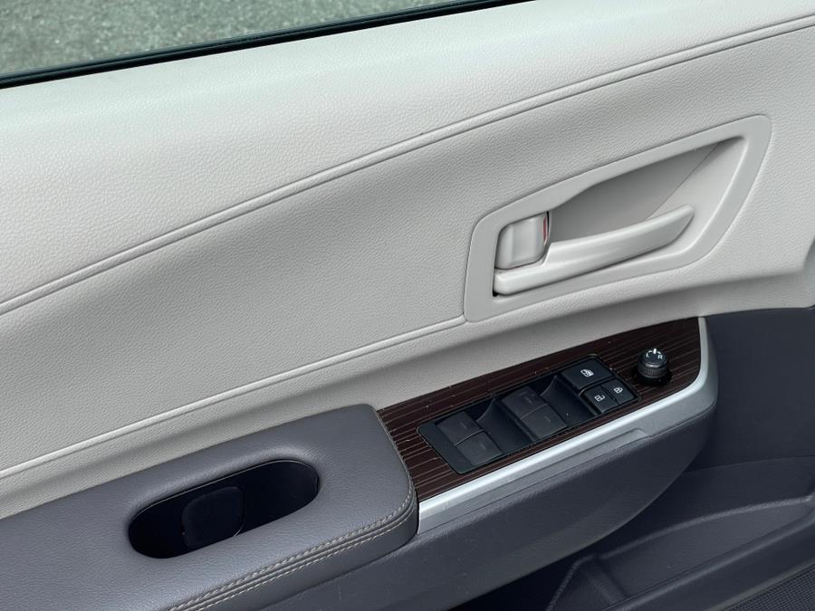 2021 Toyota Sienna LE FWD 8-Passenger (Natl) photo
