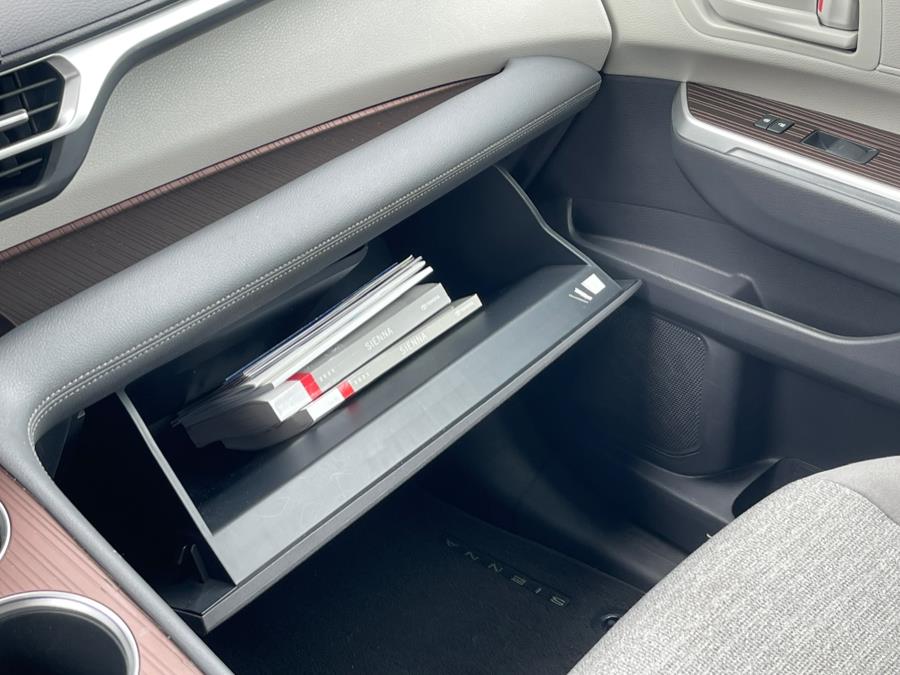 2021 Toyota Sienna LE FWD 8-Passenger (Natl) photo