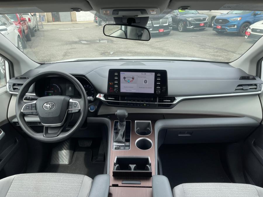 2021 Toyota Sienna LE FWD 8-Passenger (Natl) photo