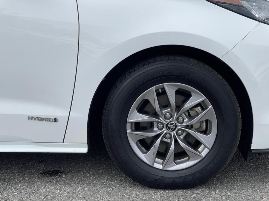 2021 Toyota Sienna LE FWD 8-Passenger (Natl) photo