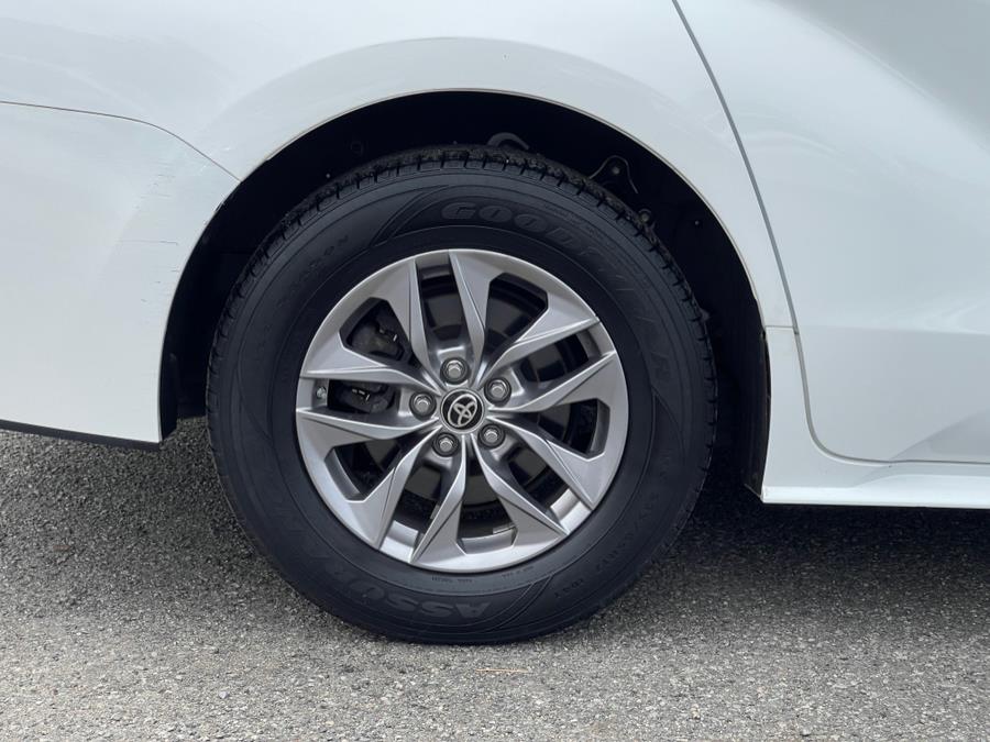 2021 Toyota Sienna LE FWD 8-Passenger (Natl) photo