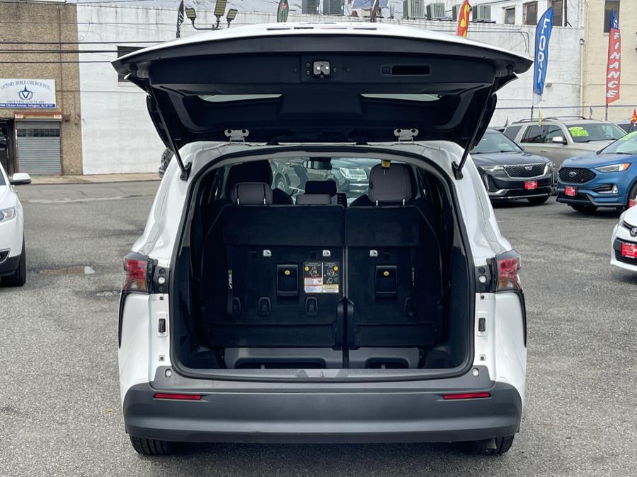 2021 Toyota Sienna LE FWD 8-Passenger (Natl) photo